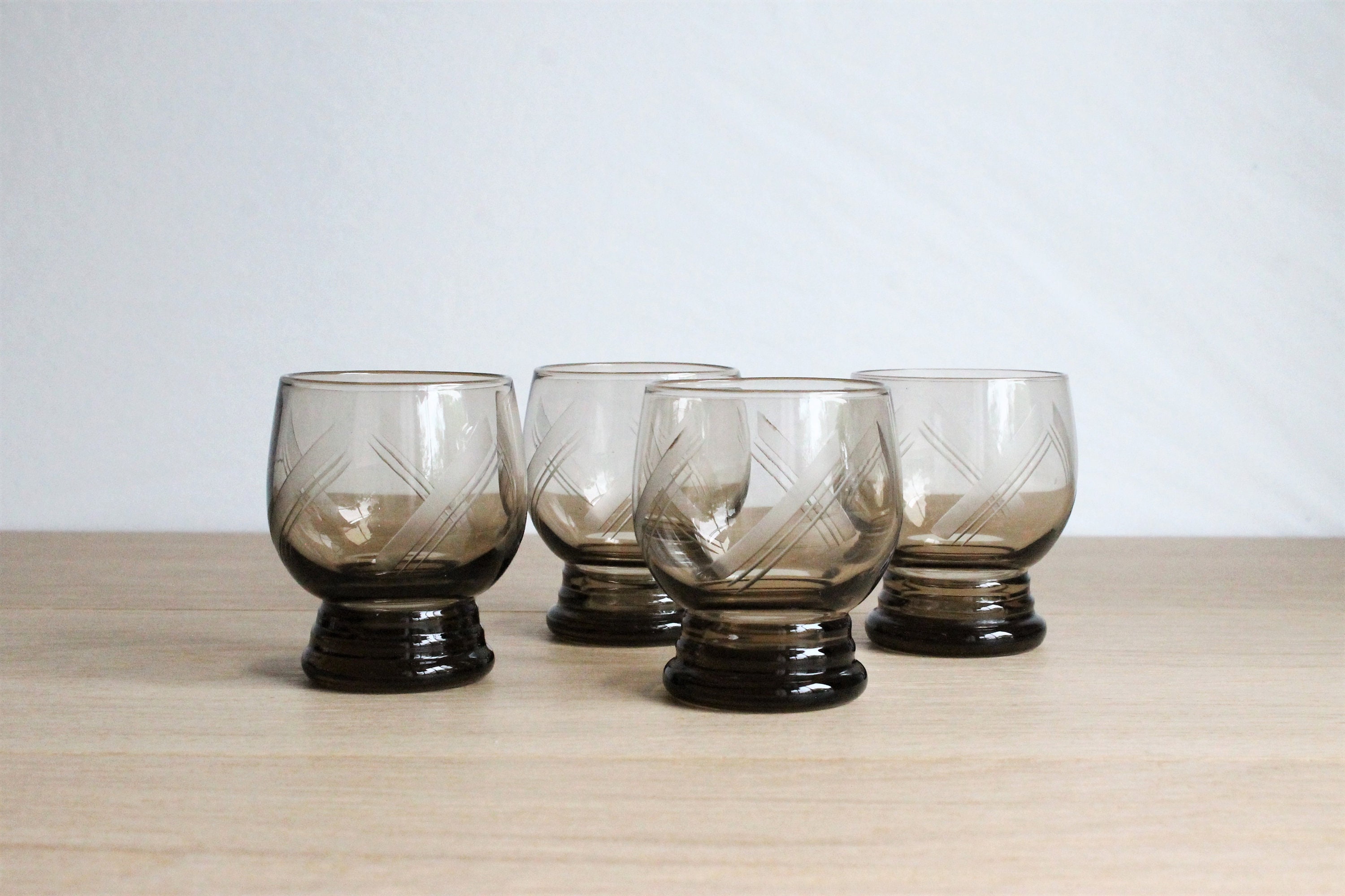 4 Verres de Cordial ou Liqueur Gravés Vintage Des Années 50, Verre Fumé Brun, Provenant d'un Marché