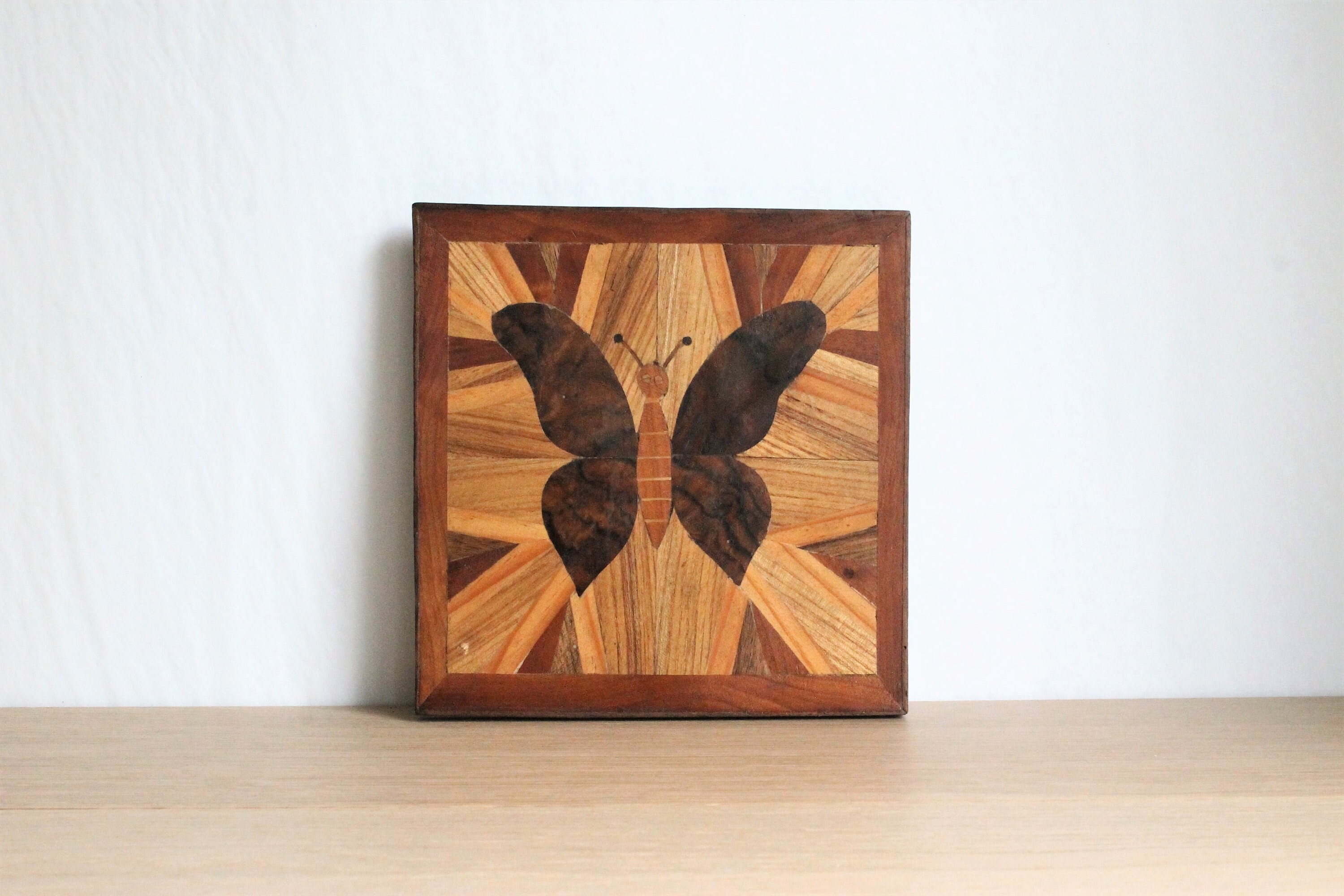 Trivet ou Riser en Bois Incrusté Vintage avec Un Décor de Papillon, Art Populaire Fait à La Main, d'