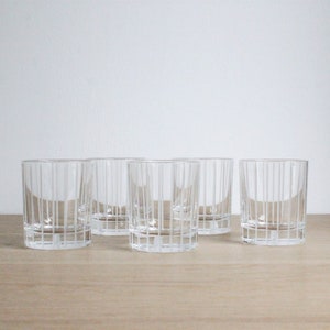 5 つの小さなフランス製ヴィンテージ ストライプ カット クリスタル コーディアルまたはリキュール タンブラー、Cristal JG Durand