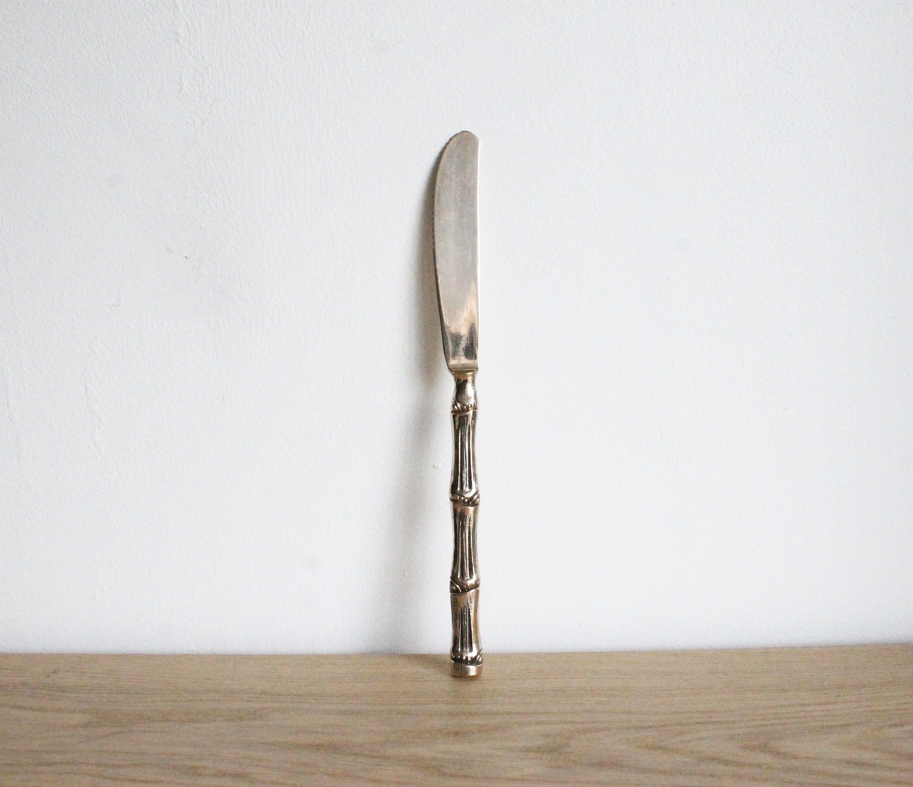 Français Couteau à Beurre en Laiton Vintage Du Milieu Du Siècle avec Un Design de Faux Manche Bambou