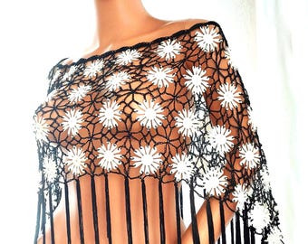 Gehaakte poncho-sjaal: cape met bloemen omzoomd, zwart-witte cape met stijlvolle strassteentjes