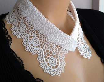 Collar desmontable de encaje floral blanco hecho a mano: elegante accesorio para el cuello, bisutería.