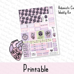 Op de afbeelding: Printable Hobonichi Cousin Weekly Kit met een true crime thema. De kit bevat stickers met schedelpatronen, hartafbeeldingen en tekst als "Wine & Crime" en "Weekend". Het kleurenpalet is voornamelijk lavendel, roze en zwart.