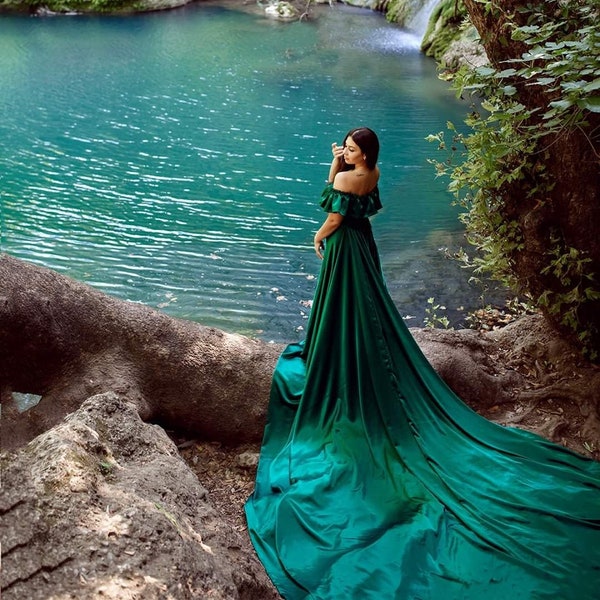 Alana // Satin emerald color dress, Flying long train, Express delivery just 7 business days, Ready to ship, Shooting