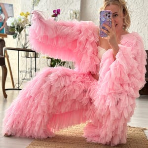 Roze maxi-jasjurk met tule en ruches: volumineuze, dramatische outfit voor toneelvoorstellingen