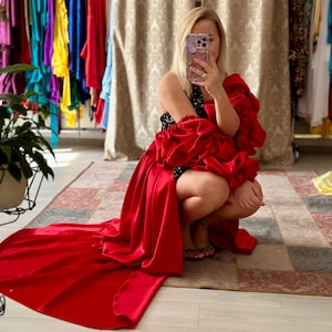 Sophia Red Satin Cape: langer Zipfel, Puffärmel Opernmantel