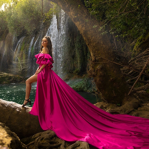 Monica jurk in heldere fuchsia kleur//gratis snelle verzending door DHL Express, maxi lange vliegende jurk met zwierige treinstaart voor fotoshoot