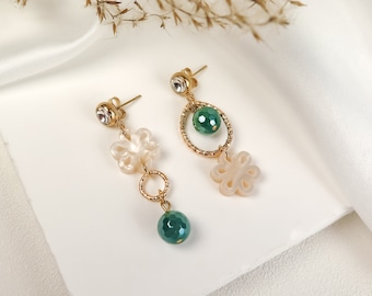 Boucles d'oreilles pendantes dépareillées avec cristal d'agate verte naturelle et verre acrylique