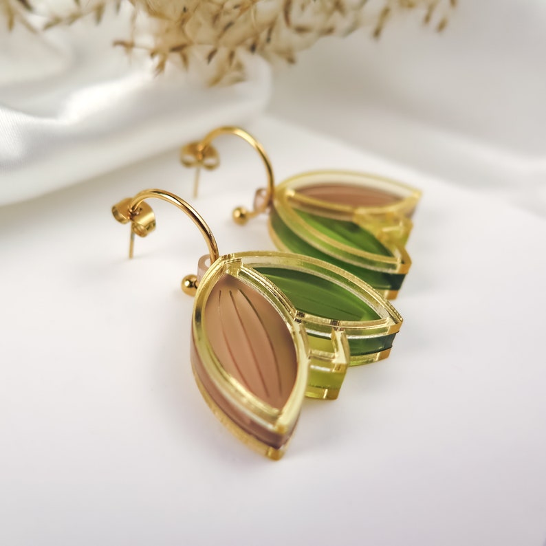 Tulpen Ohrringe aus grünem und sandfarbenem Acrylglas auf Halbreifen, Buntglaseffekt Bild 3