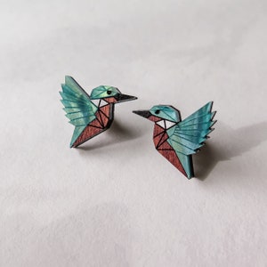 Little Kingfisher Bird Stud Earrings made of recycled wood and acrylic imagen 5