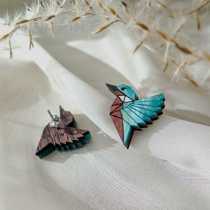 Little Kingfisher Bird Stud Earrings made of recycled wood and acrylic imagen 3