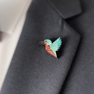 Kingfisher Bird Lapel Pin de madera exótica reciclada y vidrio acrílico turquesa, lindo alfiler de chaqueta imagen 2