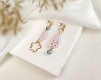 Boucles d'oreilles pendantes dépareillées avec cristal minéral naturel Aqua Aura et verre acrylique