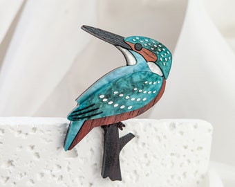 Elegante ijsvogelbroche gemaakt van gerecycled hout en acrylglas, realistische stijl met veel aandacht voor details