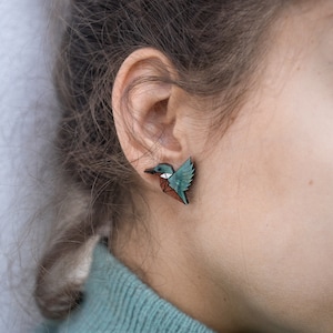 Little Kingfisher Bird Stud Earrings made of recycled wood and acrylic imagen 4