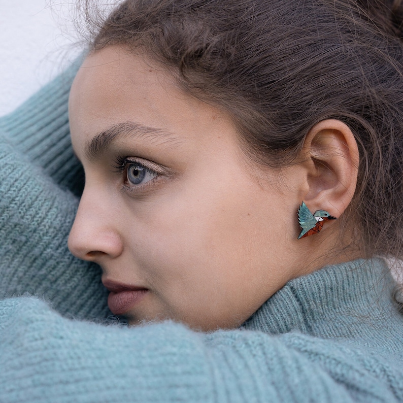 Little Kingfisher Bird Stud Earrings made of recycled wood and acrylic imagen 2