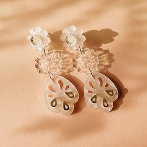 Brincos de acrílico floral para noiva: brincos pendentes com espelho dourado estilo boho