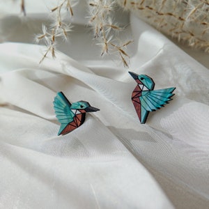 Little Kingfisher Bird Stud Earrings made of recycled wood and acrylic imagen 6