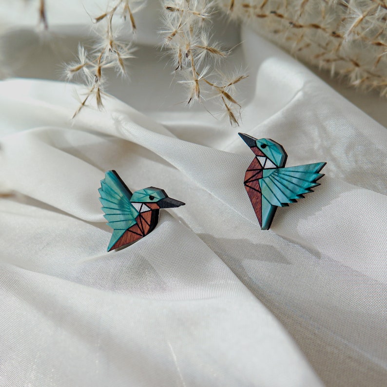 Pendientes Little Kingfisher Bird Stud hechos de madera reciclada y acrílico imagen 6