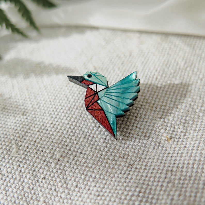 Kingfisher Bird Lapel Pin de madera exótica reciclada y vidrio acrílico turquesa, lindo alfiler de chaqueta imagen 3