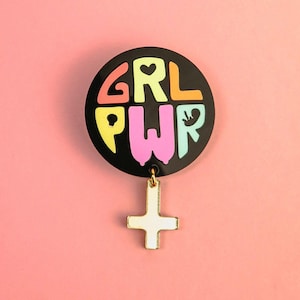 Broche "Gril Power" cortado con láser en vidrio acrílico pastel de colores, regalo con mensaje de empoderamiento femenino, insignia "GRL PWR" divertida e ingeniosa.