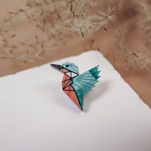 Kingfisher Bird Lapel Pin de madera exótica reciclada y vidrio acrílico turquesa, lindo alfiler de chaqueta imagen 1