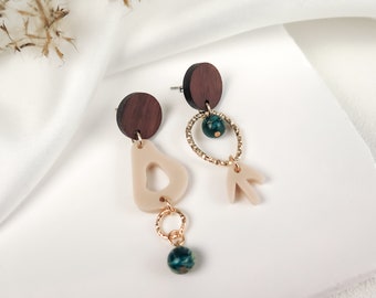 Boucles d'oreilles pendantes dépareillées avec chrysocolle en cristal minéral naturel, bois recyclé et verre acrylique