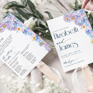 Pode incluir: Dois programas de leque de casamento brancos com desenhos florais em aquarela em azul, roxo e amarelo. Os leques têm o texto "Elizabeth and James" e detalhes da cerimônia e da festa de casamento.