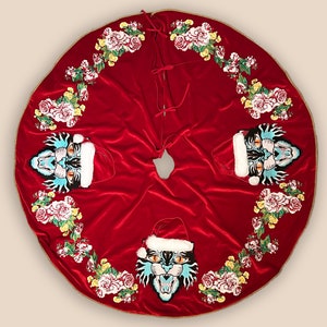 Bestickter Rock mit Katze und Santa Weihnachtsbaum, umgeben von einer Blumengirlande. Luxuriöser Urlaub Home Decor, Rote Samt Baum Röcke