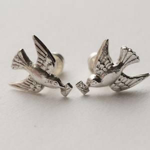 Pendientes de pájaro hechos a mano en plata para novia, idea de regalo romántico para ella, joyas de paloma voladora, cartas de amor
