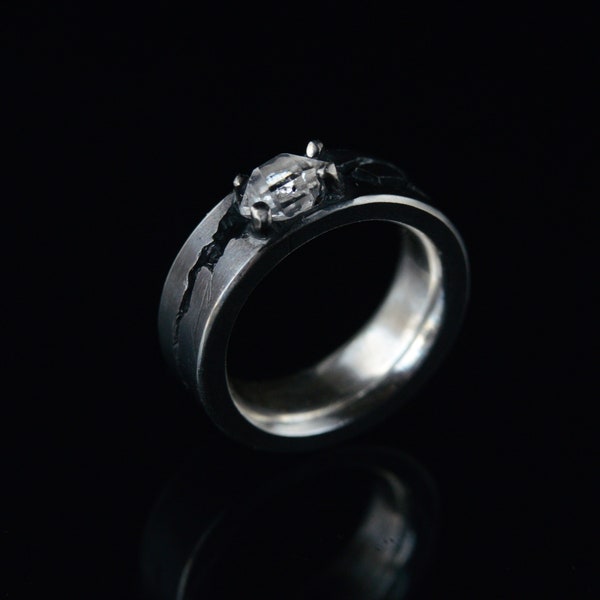 Bague en argent oxydé avec diamant Herkimer brut, bague rustique alternative, bague en argent chic de mode noire, bague de beauté brute pour elle