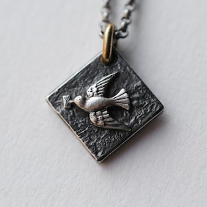 Collar de pájaro hecho a mano en plata oscura, idea de regalo sentimental, paloma voladora con colgante de carta de amor para ella, joyería sencilla antigua