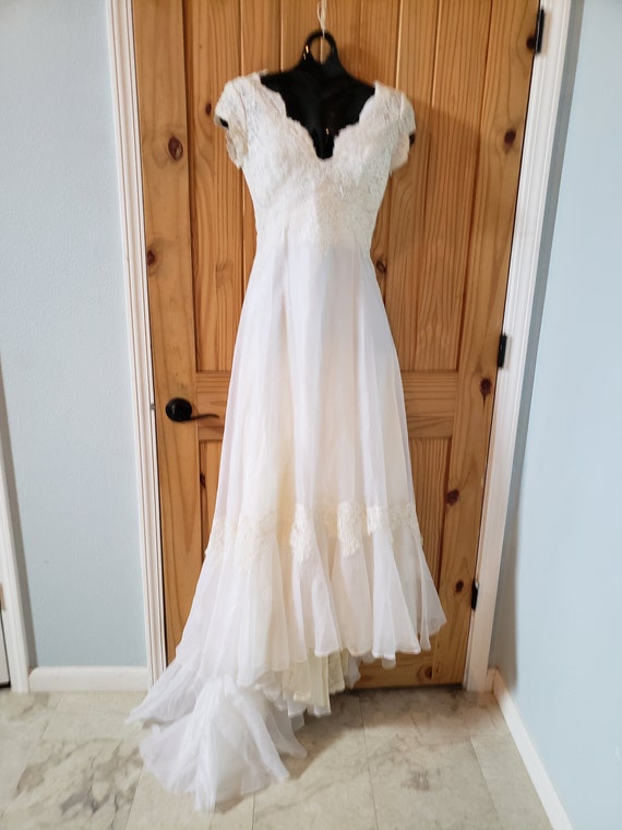 1970's Wedding Dress Fits a petite, includes Julie