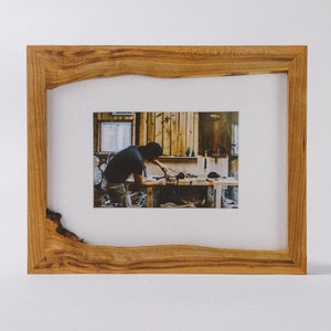 Cornice Live Edge. Dimensioni personalizzate. Legno di ciliegio con dettagli in noce, cornice per foto.