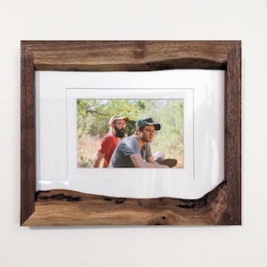 Marco de fotos de nogal con borde natural. Tamaño personalizado.
