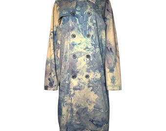 Gabardina Collusion teñida a mano, ropa urbana reciclada, diseño tie-dye azul único.