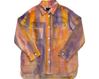 Chaqueta teñida a mano de Banana Republic, camisa reciclada estilo boho multicolor.
