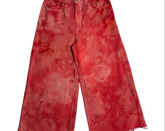 Pantalones vaqueros Levi's de pierna ancha reciclados y teñidos a mano, color rojo, estilo boho.