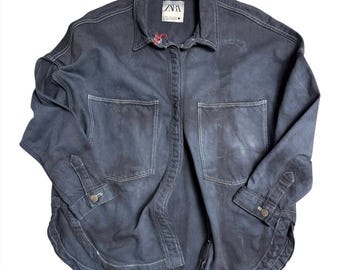 Chaqueta Zara teñida a mano, camisa teñida con la técnica tie-dye en azul grisáceo reciclada, ropa urbana sostenible.