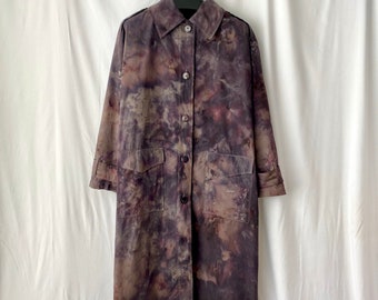 Gabardina reciclada teñida a mano, estilo urbano sostenible, prenda que marca tendencia.