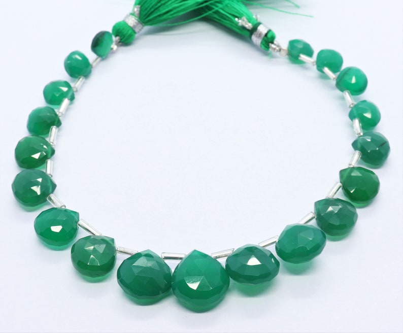 Puede incluir: Una hebra de cuentas de piedras preciosas verdes, cada cuenta est&aacute; facetada y tiene forma de l&aacute;grima. Las cuentas est&aacute;n enhebradas en alambre de plata y separadas por separadores de plata. La hebra termina con un borla verde.