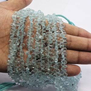 Puede incluir: Una hebra de cuentas de piedra preciosa de aguamarina azul claro. Las cuentas son facetadas y tienen una forma ligeramente irregular. Las cuentas están enhebradas en un hilo fino y tienen aproximadamente 4 mm de diámetro.