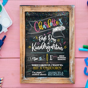 Druckbares Schild für den ersten Schultag, individuell gestalteter erster Tag des Kindergartens, moderne personalisierte Tafel für Schulanfang, Schulfotorequisite