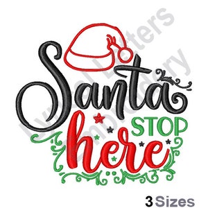 Op de afbeelding: Borduurontwerp met een rode kerstmanmuts, zwarte cursieve tekst "Santa", groene tekst "STOP" en rode cursieve tekst "here" met groene bloemmotieven. De tekst luidt "Santa Stop Here".