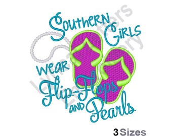 Może przedstawiać: Haftowany wzór przedstawiający parę różowych klapek z zielonymi paskami i tekstem "Southern Girls Wear Flip-Flops and Pearls" w kolorze turkusowym. Wzór zawiera również sznur białych pereł.