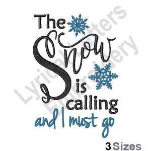 以下が含まれることがあります： 白地に「The snow is calling and I must go」の文字が黒と青の筆記体で書かれています。2つの青い雪の結晶がテキストの上にあります。「3 Sizes」の文字が下にあります。