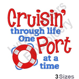 以下が含まれることがあります： ライフプレザーバー、テキスト「Cruisin' through life one port at a time」、および「3 Sizes」という単語を含む、赤と青の刺繍デザイン。