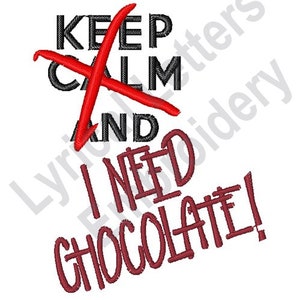 Peut inclure: Broderie rouge et noire avec le texte "Keep Calm and I Need Chocolate!" Le mot "Calm" est barré d'une ligne rouge.