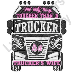 Puede incluir: Diseño bordado de un camión con el texto "The only thing tougher than a trucker is a trucker's wife" en blanco y rosa. El camión es blanco y negro.