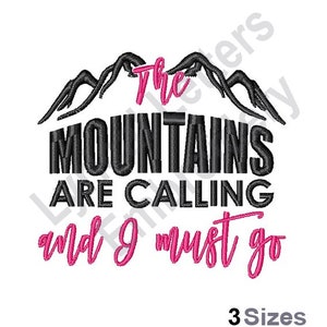 以下が含まれることがあります： 山と「The Mountains Are Calling and I Must Go」というテキストの白黒刺繍デザイン。